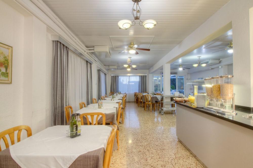 Playa Hotel *